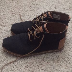 Tom’s black canvas boots